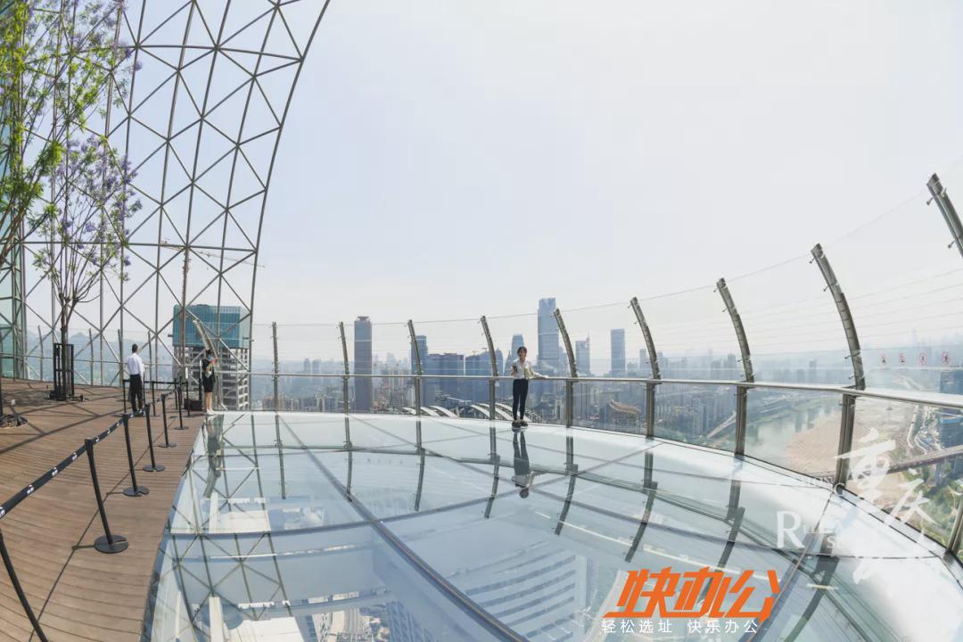 重庆来福士水晶连廊的探索舱·观景台5月30日正式对外开放