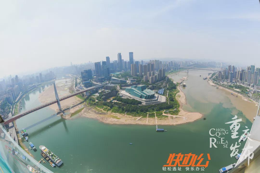 观景台5月30日正式对外开放穿梭林间,游客可在250米高空俯瞰城市两江